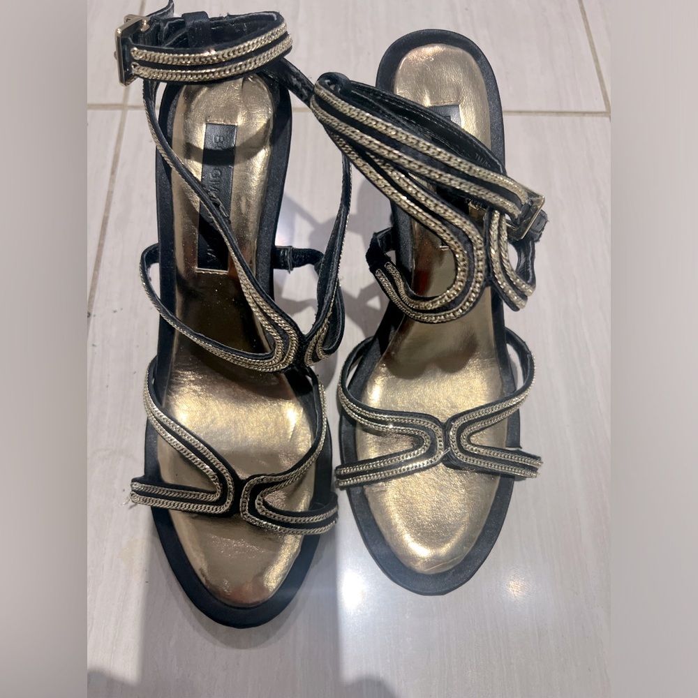 BCBG MaxAzaria Stiletto
Strap High Heels Black/Gold
Size 7M
BCBGMaxAzria